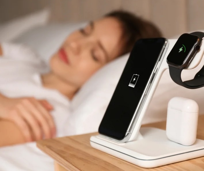 Qi2 szabv&aacute;ny iPhone 13 &eacute;s iPhone 14 k&eacute;sz&uuml;l&eacute;keken is