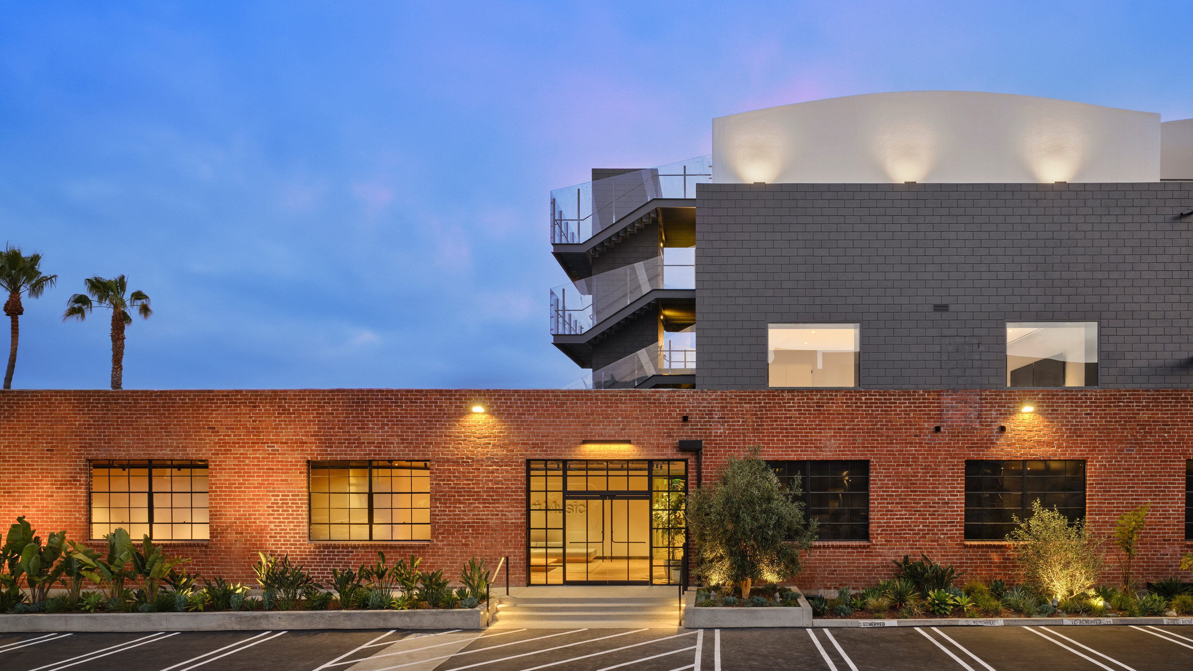 Az Apple Music tizedik sz&uuml;let&eacute;snapja: &iacute;gy n&eacute;z ki az &uacute;j st&uacute;di&oacute;